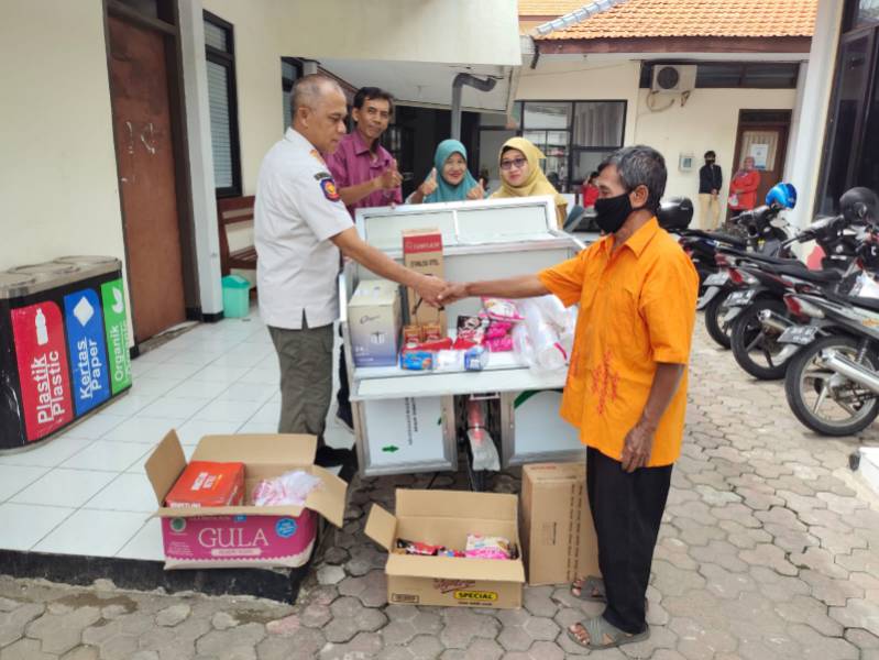 Camat Simokerto, La Koli serahkan Bantuan untuk warga dari Dinsos Surabaya