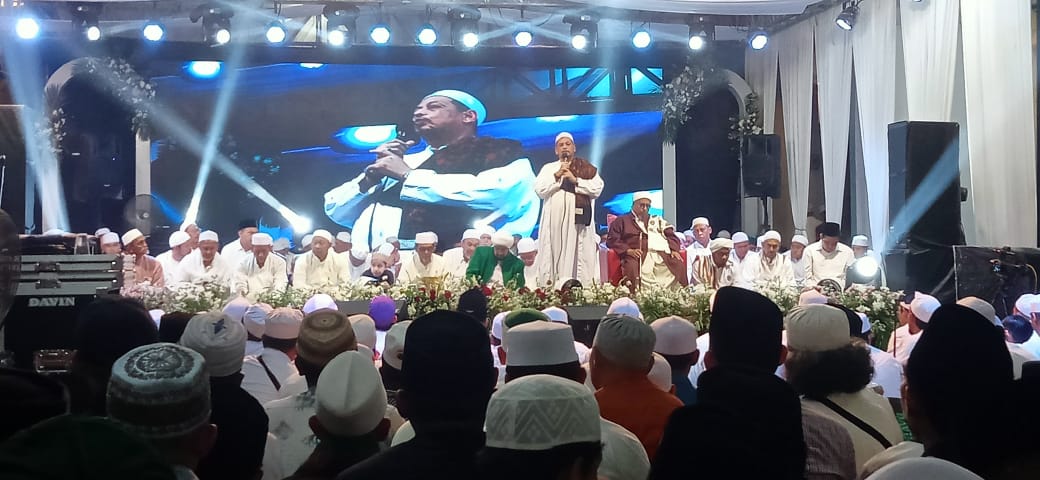 Habib syech Assegaf dan Haji Rohim melantunkan sholawat 