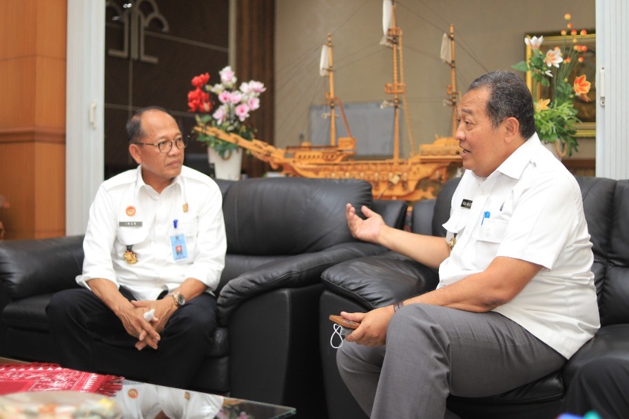 Kakanwil Kemenkumham Jatim Imam Jauhari saat menerima kunjungan kerja Kepala BNN Kota Surabaya Kombespol Roni Bahtiar Arief