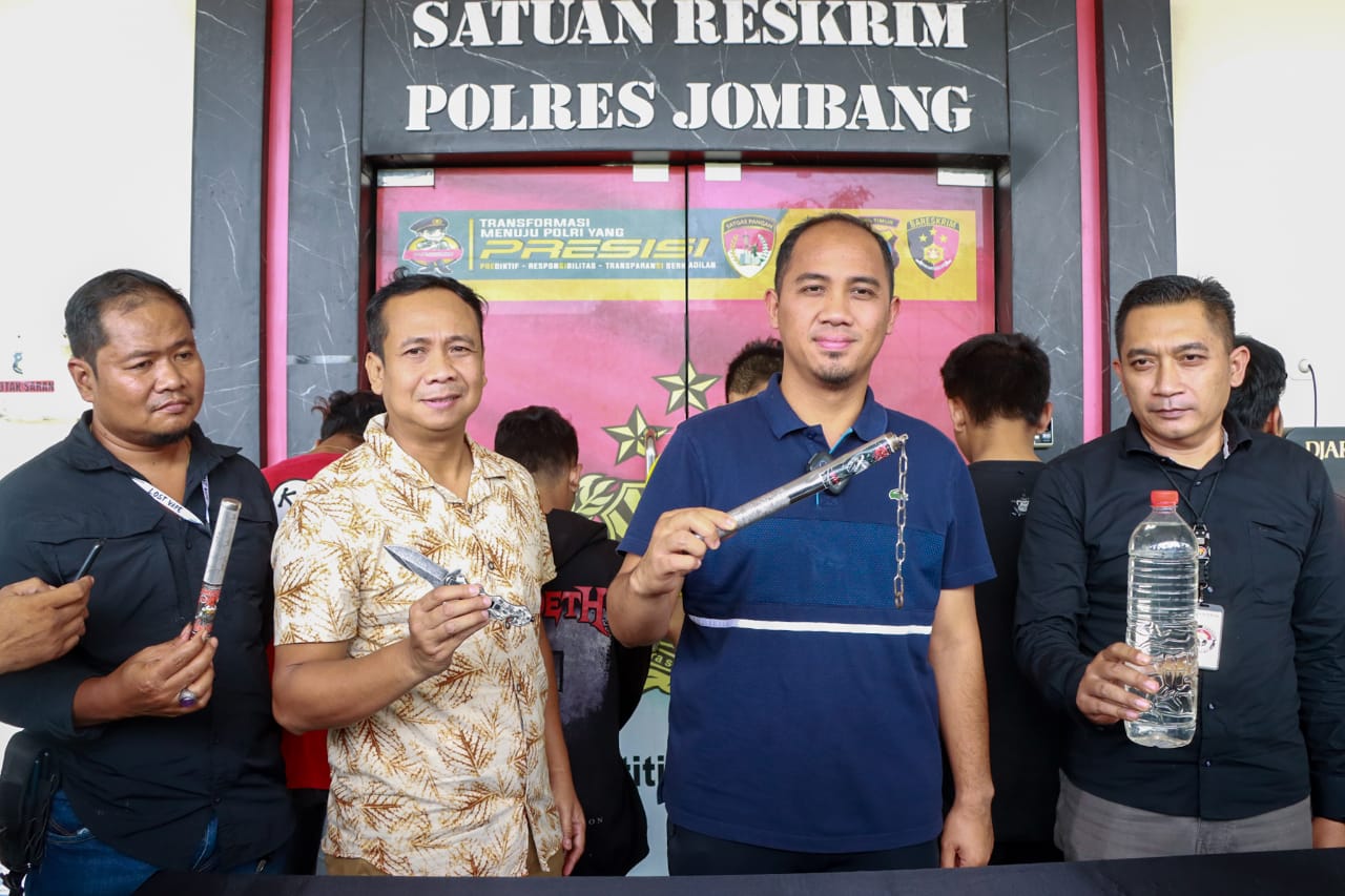 AKP Giadi Kasat Reskrim Polres Jombang tunjukan barang bukti