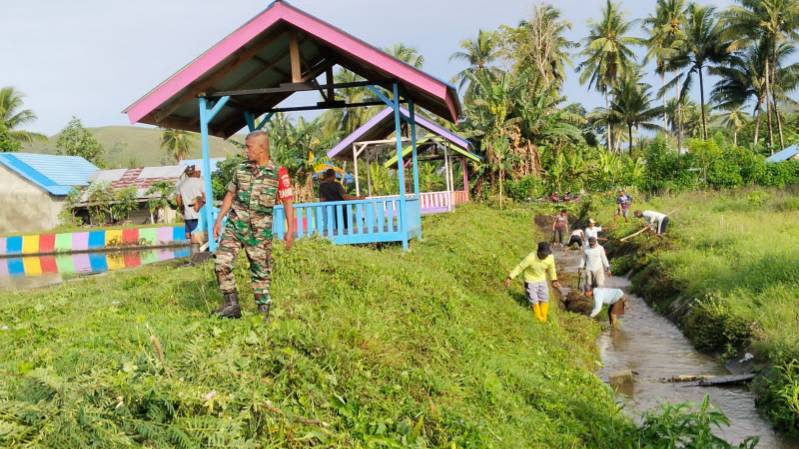 Bhabinsa dan Pemdes Waetele Giat Jumat Bersih bersama Masyarakat