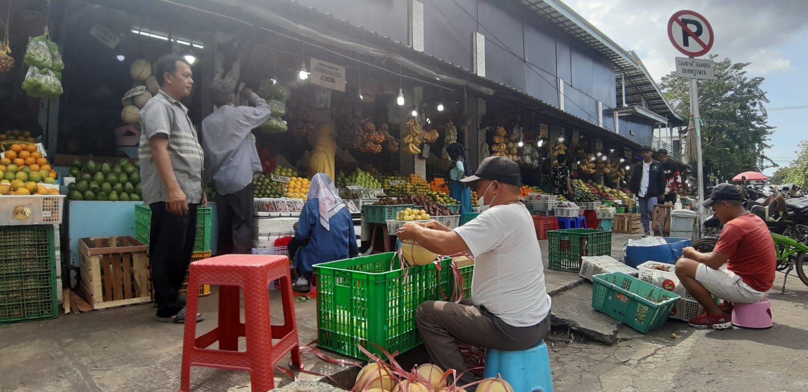 Aktivitas perdagangan di pasar tradisional Kota Surabaya