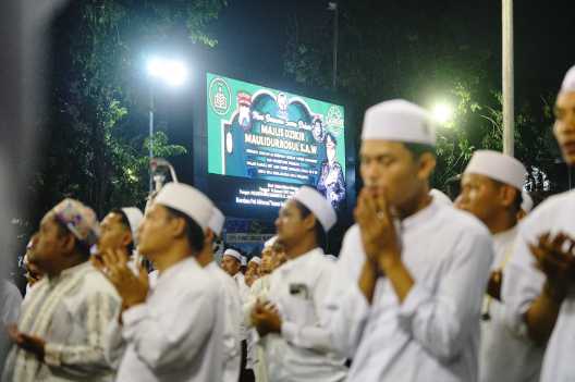 Bonek berdzikir di Polrestabes Surabaya