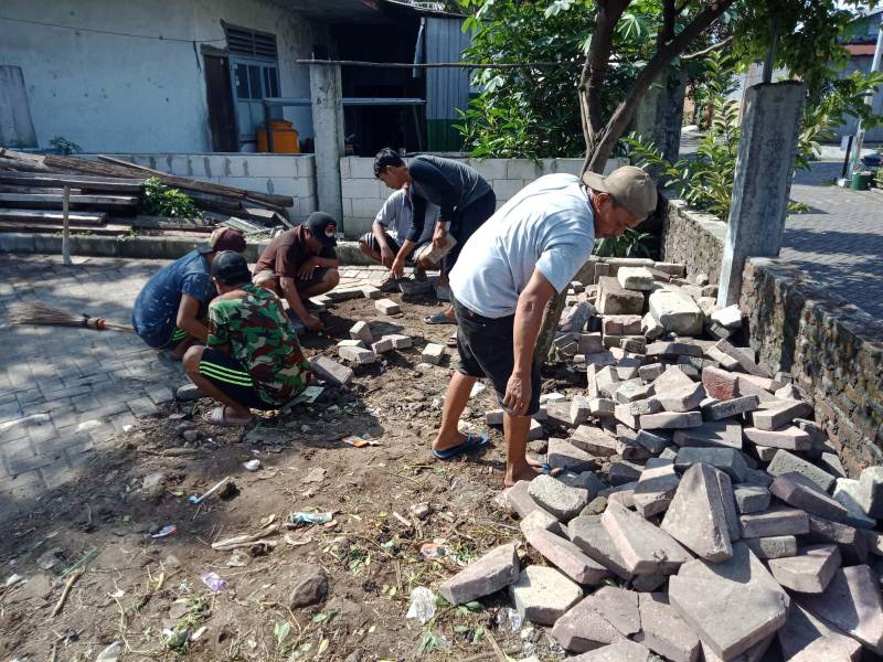 Warga RT 02 RW 07 Tubanan Baru Adakan Kerja Bakti Massal 