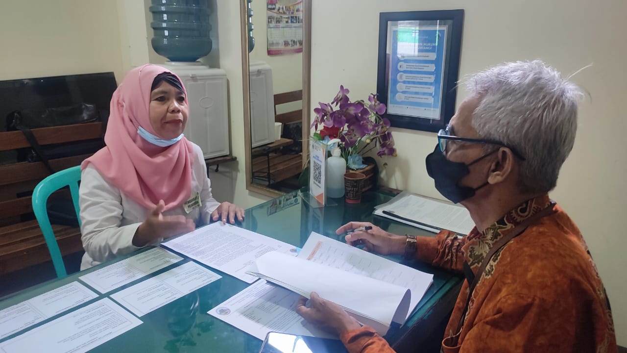 Moch Djazuli SH MH saat memberikan layanan hukum kepada kliennya