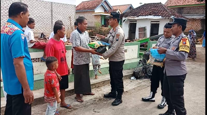 Polisi Bantu Dua Korban Kebakaran