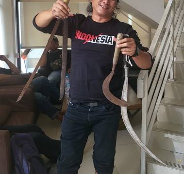 Petugas pamerkan senjata tajam yang diamankan dari Gengster 