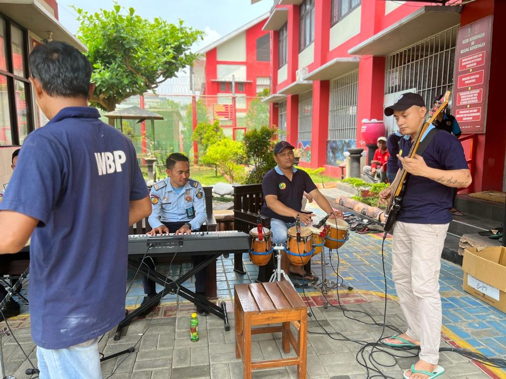 Personel Swara Pastika Band Petugas dan Narapidana Lapas Narkotika Kelas IIA Pamekasan Kanwil