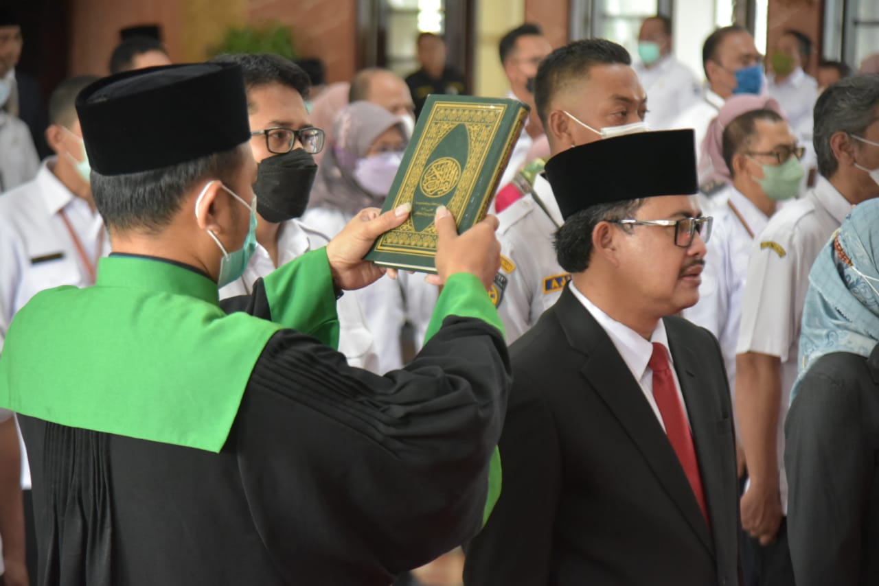 Wali Kota Surabaya Eri Cahyadi Resmi Lantik Ikhsan Jadi Sekda