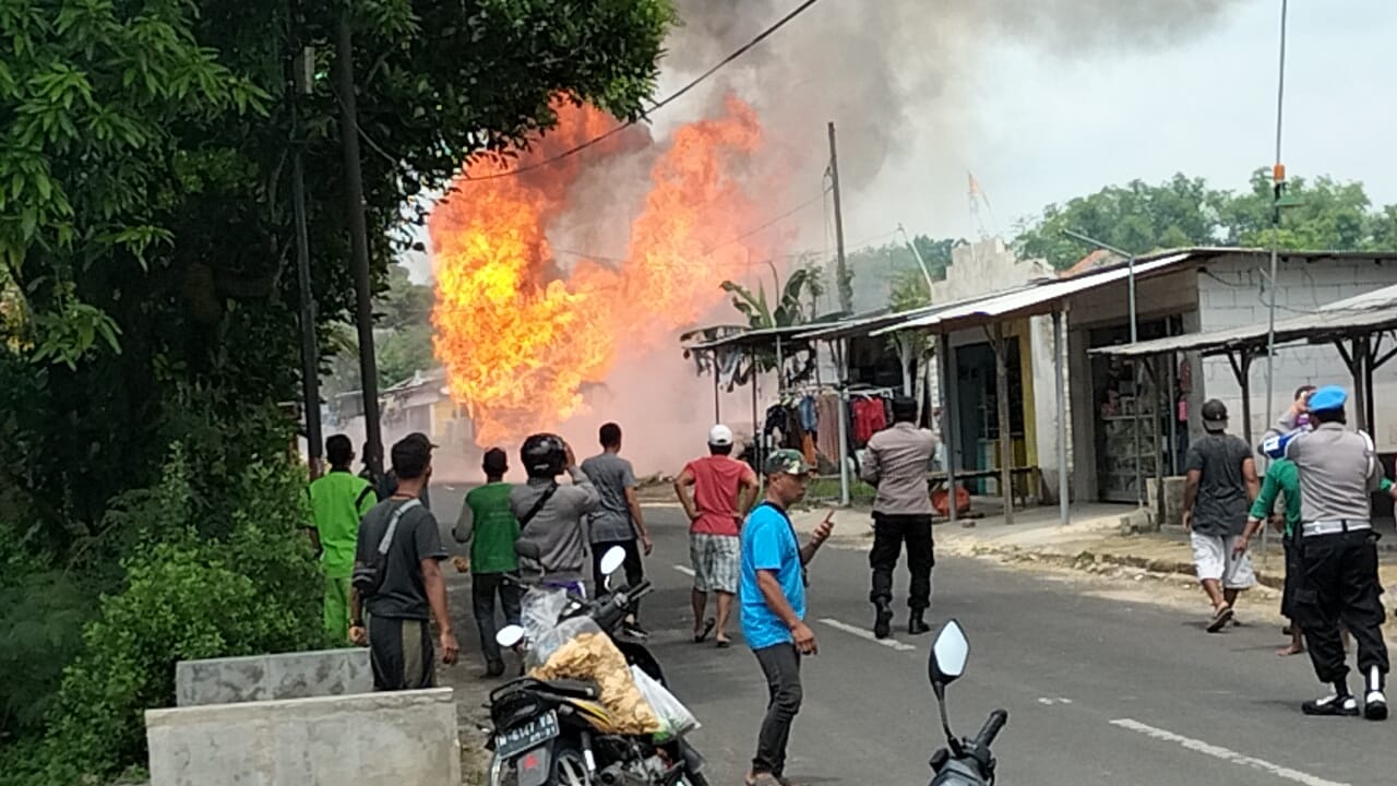 Truk Pengangkut Gas LPG Tebakar