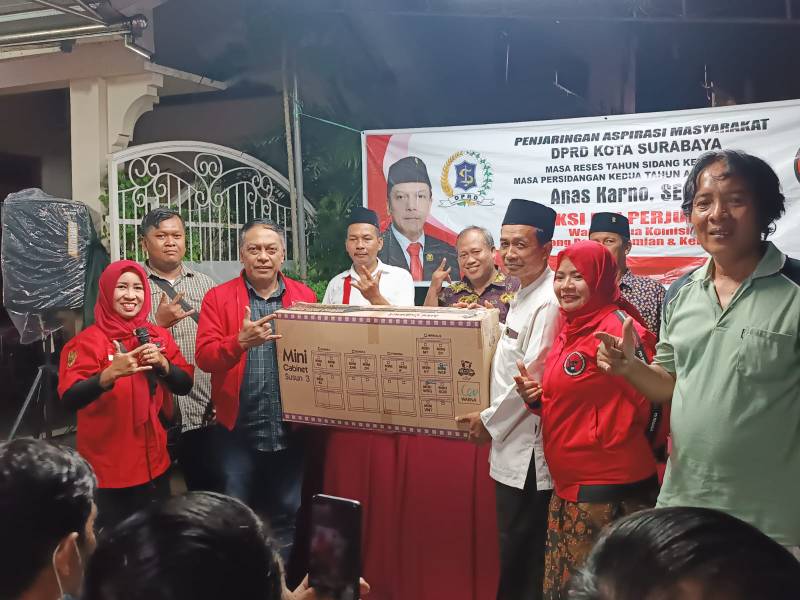 Legislator PDIP bantu kelengkapan RW
