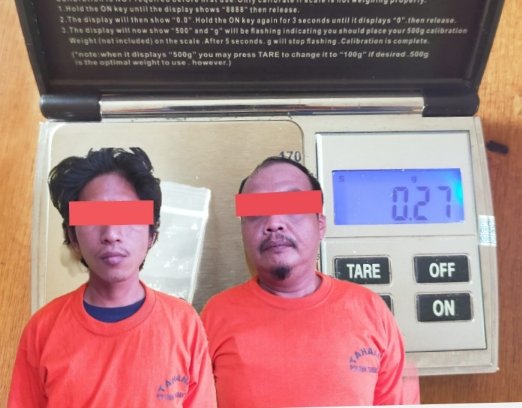 Dua pelaku pengguna sabu dan barang bukti di Polsek Tambaksari