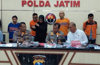 Ditreskrimum dan Kabid Humas Polda Jatim Pamerkan para pelaku