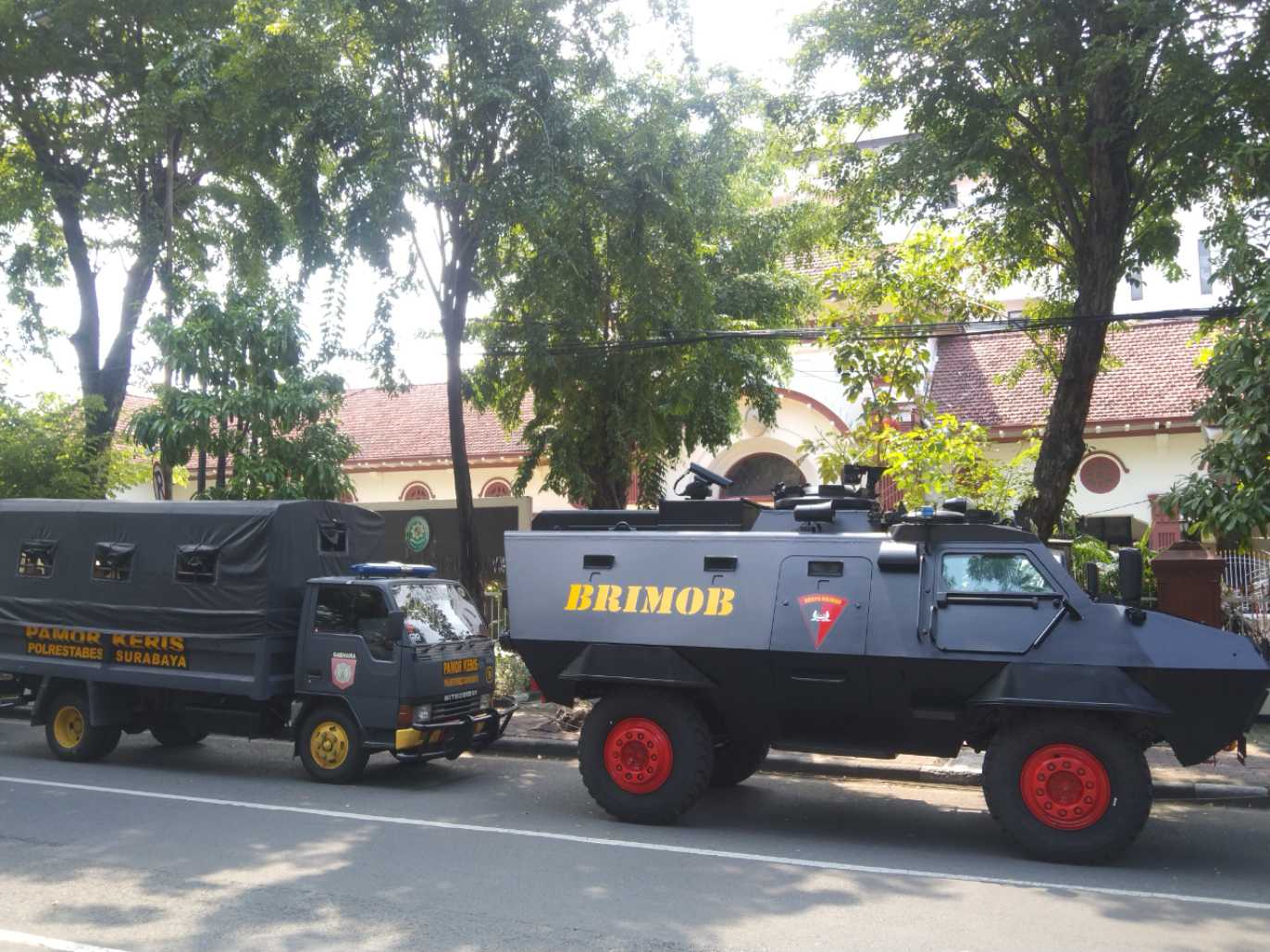 Penjagaan Brimob didepan PN Surabaya