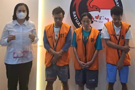 Tiga tersangka sabu di Polrestabes Surabaya 