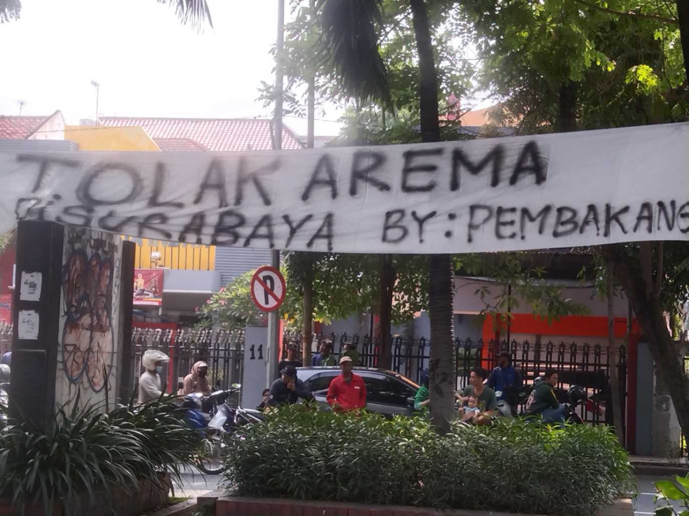 Spanduk tolak Arema dan puluhan Bonek berada disebrang Jalan Arjuno Surabaya 