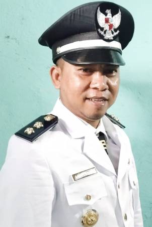 Aam Purnama, Kepala Desa Waetele