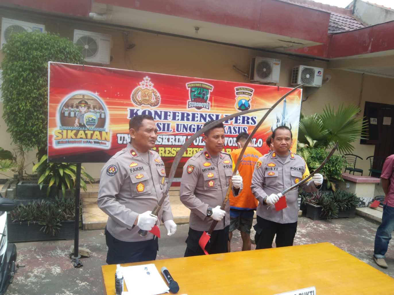 Kapolsek Wonocolo, Kanit Reskrim dan Kasi Humas pamerkan pelaku