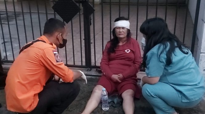 Petugas melakukan pertolongan korban jambret