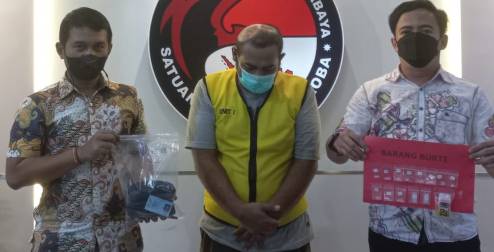 Penjual sabu diapit anggota Polrestabes Surabaya