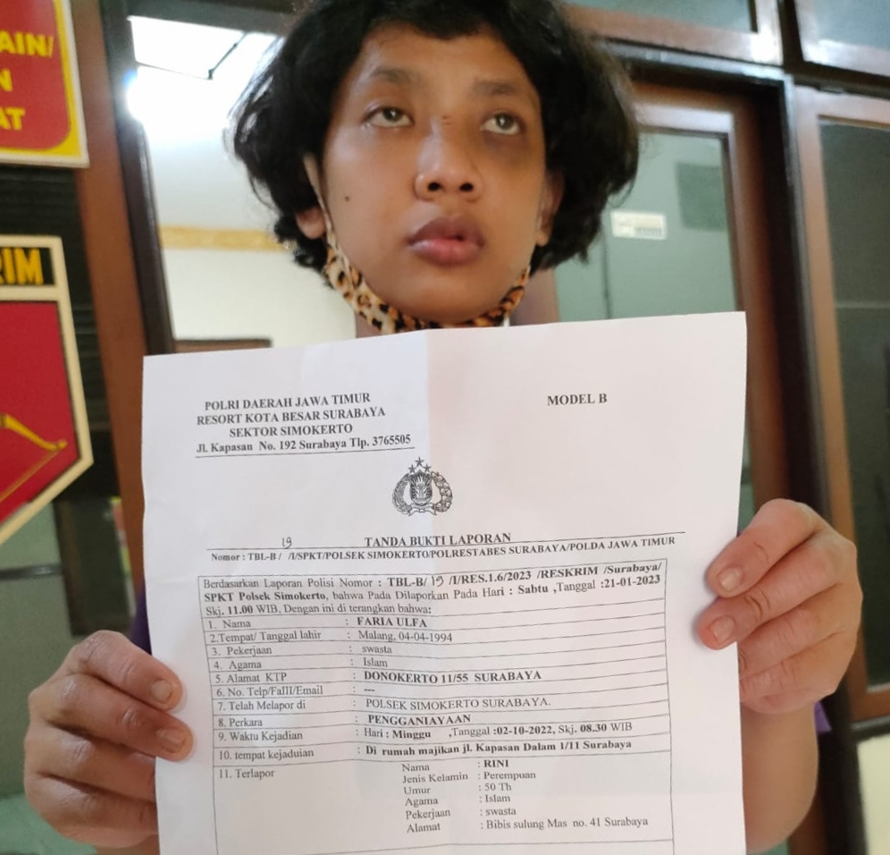 Korban penganiayaan usai melapor ke Polsek Simokerto 