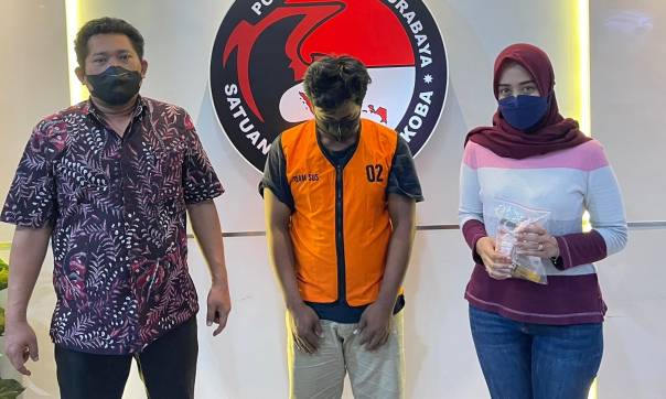 Tersangka tengah diapit polisi narkotika Surabaya 