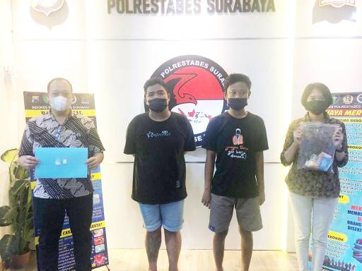Dua tersangka-sabu di apit anggota Polrestabes Surabaya