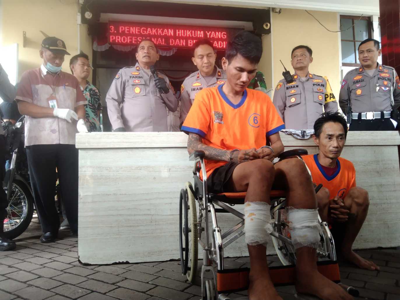 Polsek Tegalsari pamerkan pelaku Curanmor yang Ditembak kaki