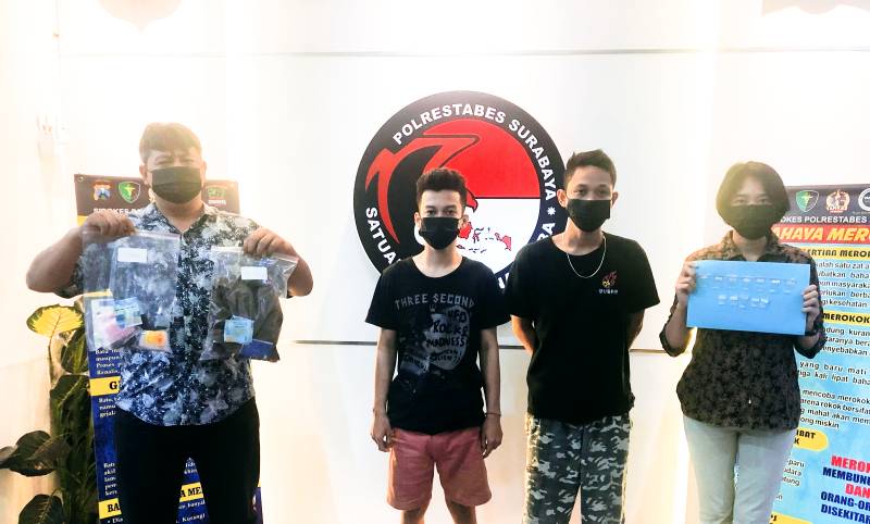 Dua penjual sabu diapit Polisi Surabaya