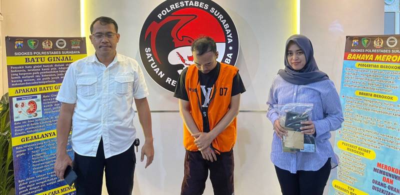 Penjual sabu diapit anggota Polrestabes Surabaya