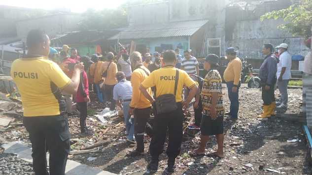 Kerja Bakti Tiga Pilar Simokerto 