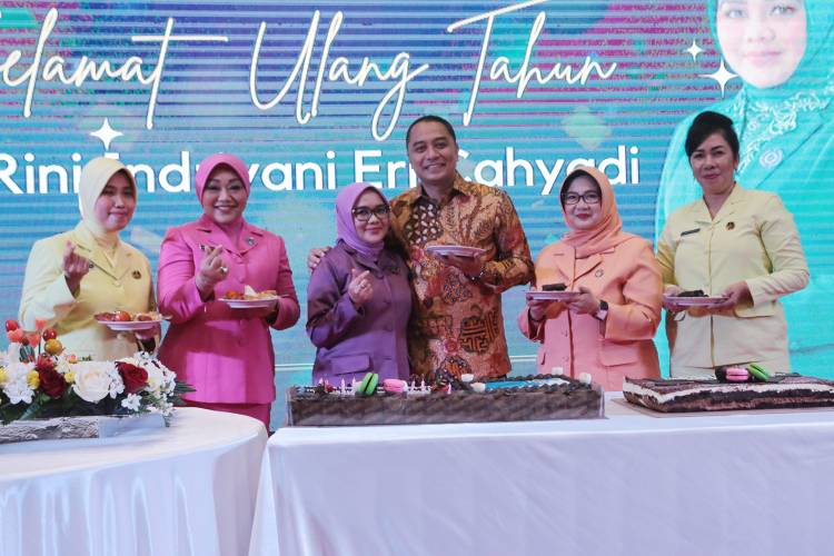 Istri Wali Kota Surabaya Eri Cahyadi, Rini Indriyani Eri Cahyadi, secara resmi dilantik menjadi Ketua Umum Gabungan Organisasi Wanita (GOW)
