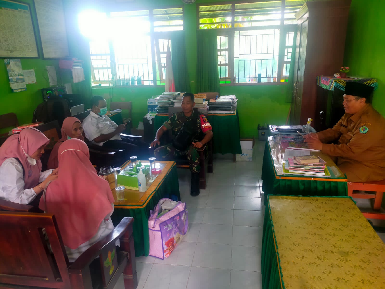 Babinsa Jungcangcang Dampingi Imunisasi Campak