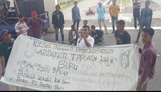 FBP saat demo TPP di depan kantor Bupati Buru