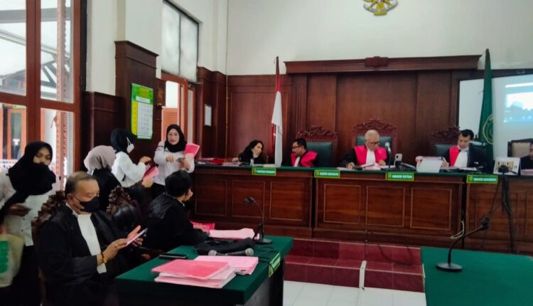 Sidang kasus penganiayaan di PN Surabaya