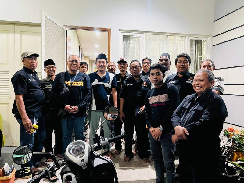 Arif Fatoni bersama Panwascam Kecamatan Rungkut 