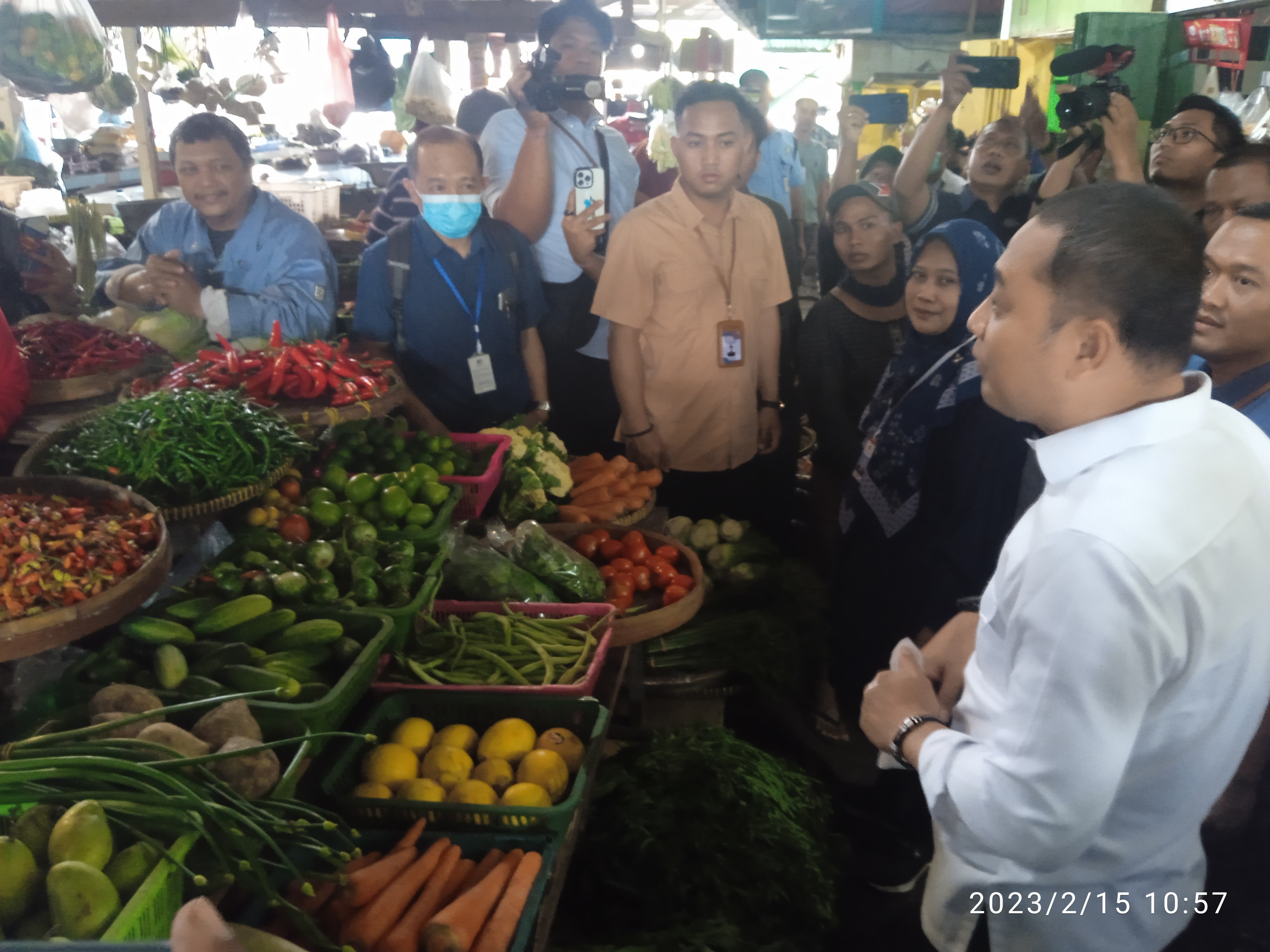 Wali kota Surabaya Eri Cahyadi Melakukan pengecekan harga pasokan di pasar Pucang Anom 
