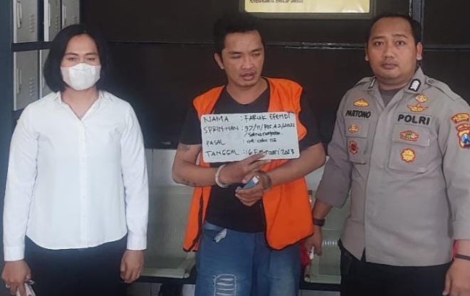 Pelaku pengedar Narkoba diapit anggota Polrestabes Surabaya