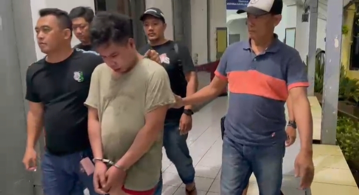 Pelaku pencurian saat digelandang oleh anggota Polsek Bubutan Surabaya