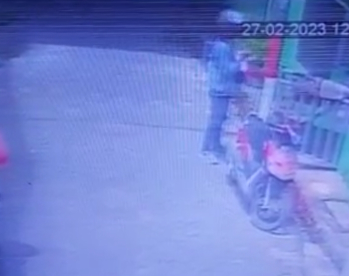 Tangkapan layar saat pelaku pencurian beraksi