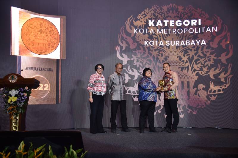 Wali Kota Surabaya Eri Cahyadi menerima penghargaan Adipura Kencana 2022
