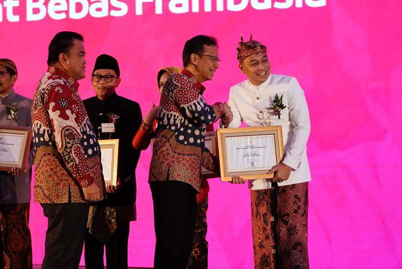 Walikota Surabaya Menerima Sertifikat Bebas Frambusia