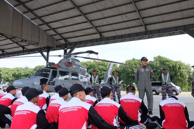 Para Sekolah kebangsaan di perkenalkan Pesawat Helikopter dan pesawat kebanggaan TNI AL