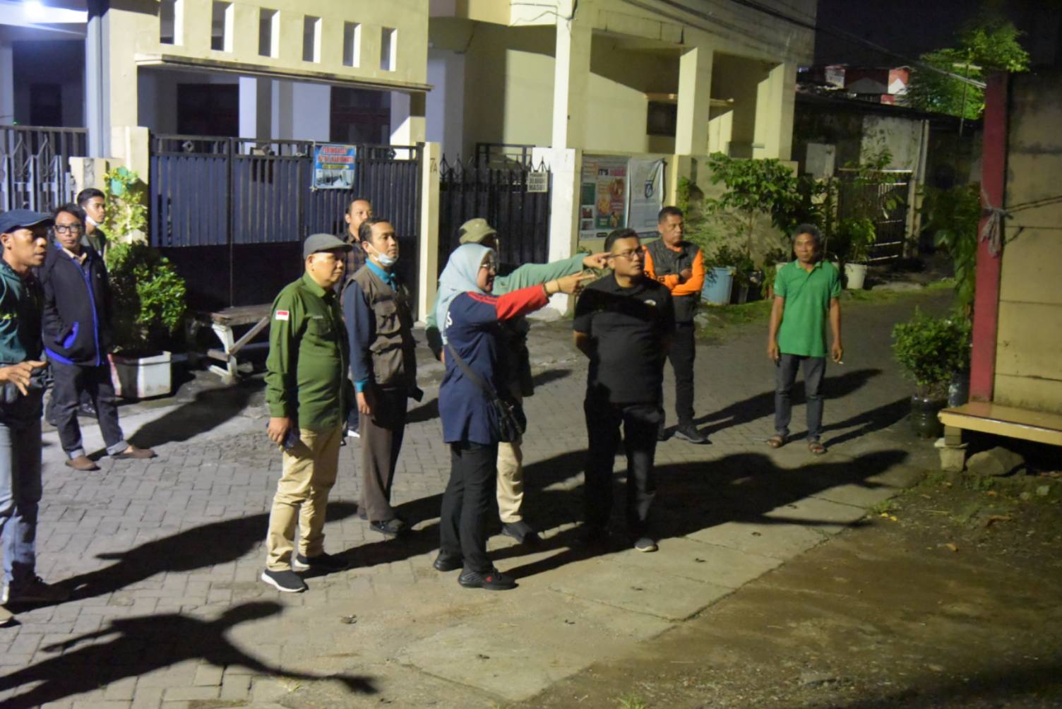 Kepala Satpol PP Eddy Christijanto Bersama Camat Dukuh Pakis didampingi Ketua RW/RT dan Warga 