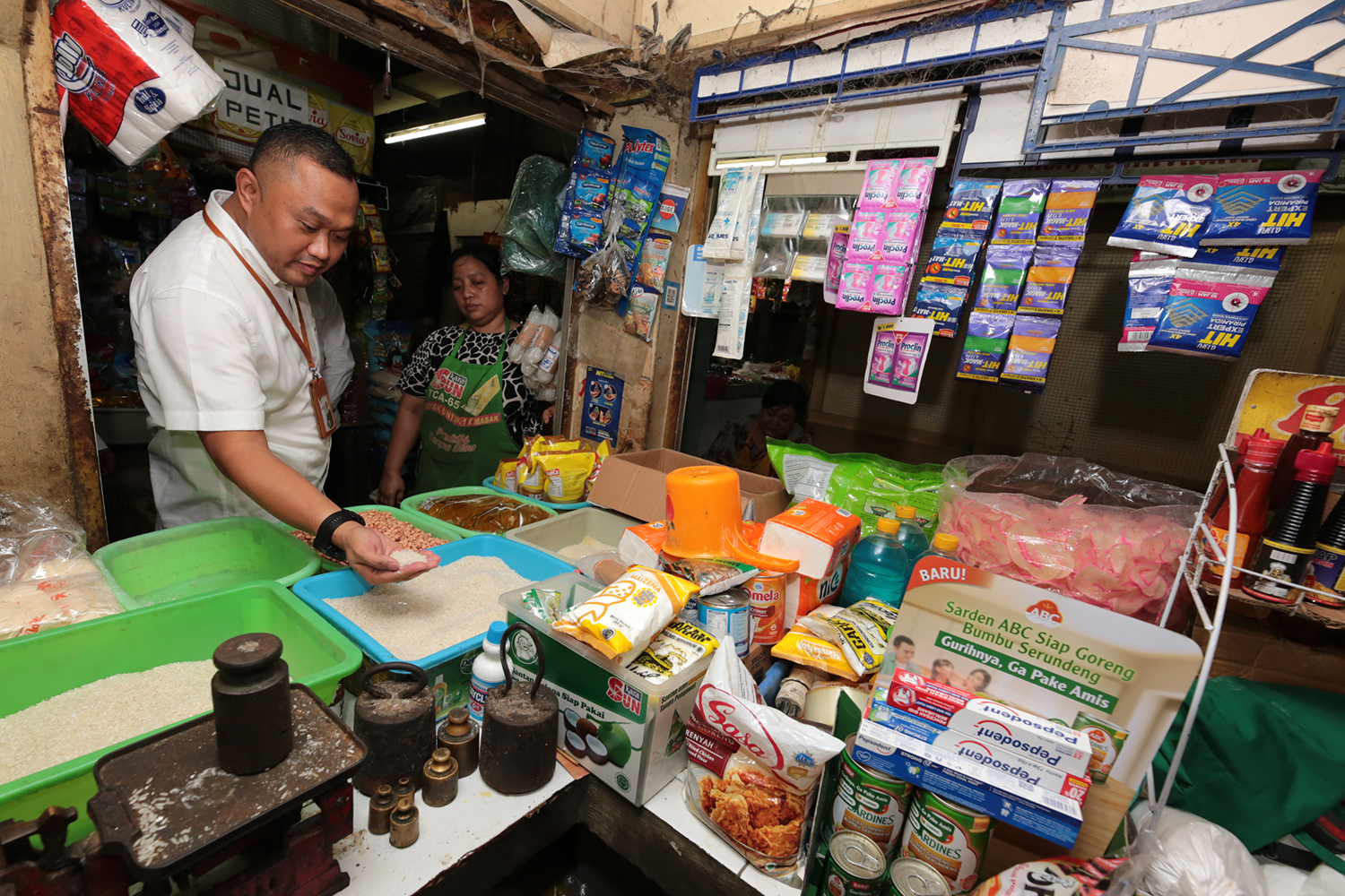 operasi pasar dan cek harga bapok di Pasar Wonokromo