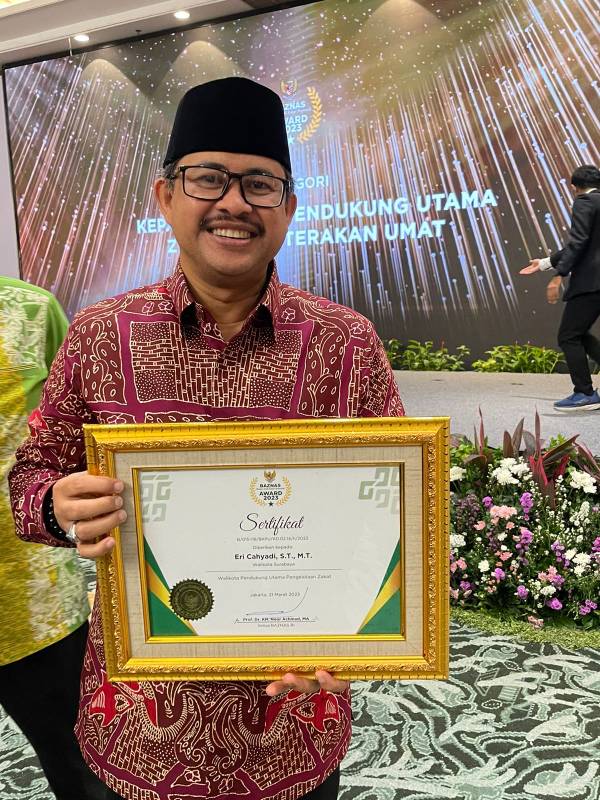 penghargaan itu diwakilkan dan diterima oleh Sekretaris Daerah Kota Surabaya
