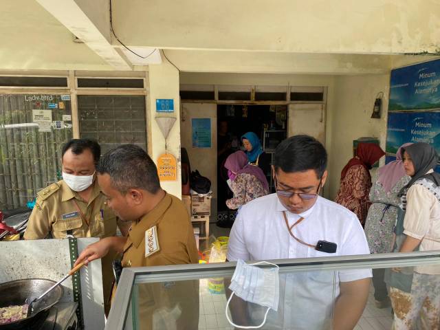 Camat Mulyorejo Yudi Eko Handono bersama lurahnya berhasil menggugah semangat RT, RW, 