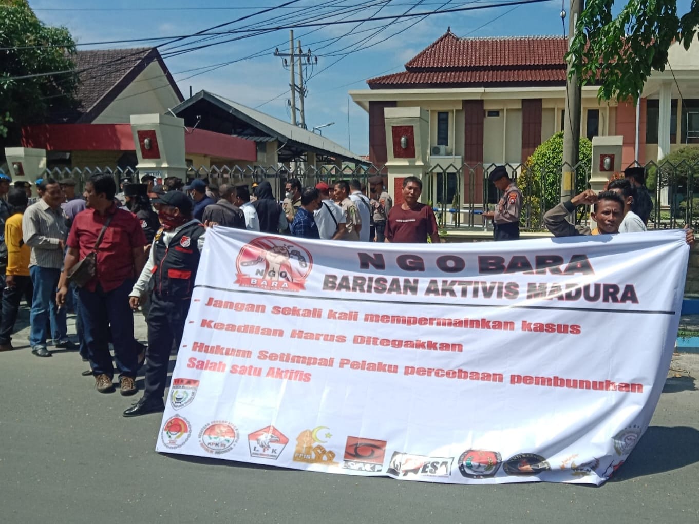 Demo didepan Pengadilan Negri Sampang 