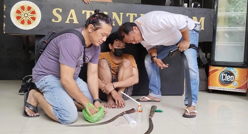 Anggota gengster dan barang bukti di Polrestabes Surabaya 