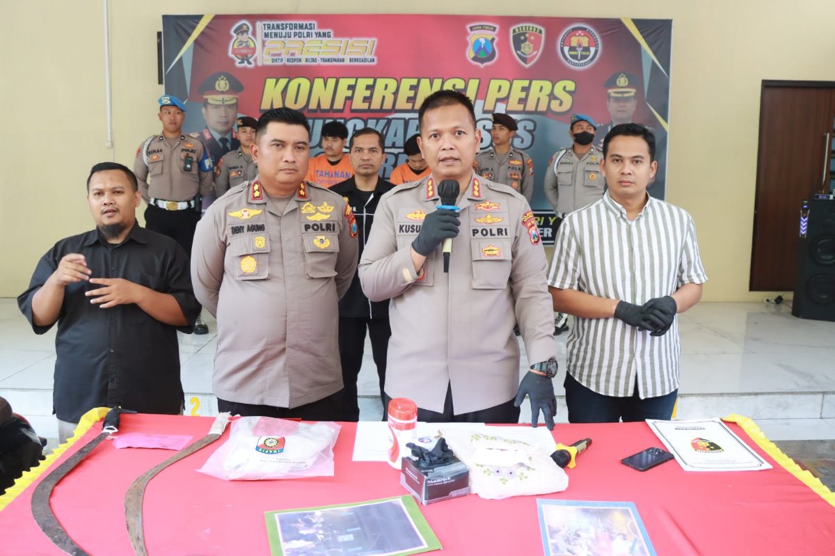 Kapolres Sidoarjo saat pamerkan pelaku 